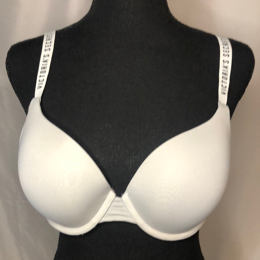 VICTORIA’S SECRET light gray padded t shirt push up bra. Size 38 B.